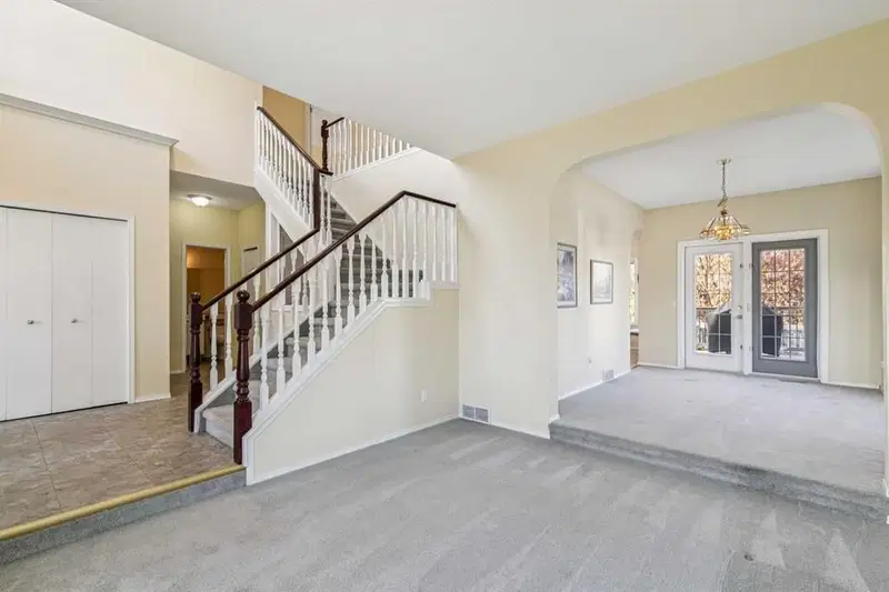 912 Woodbine Boulevard SW, Calgary — photo 2 of 34