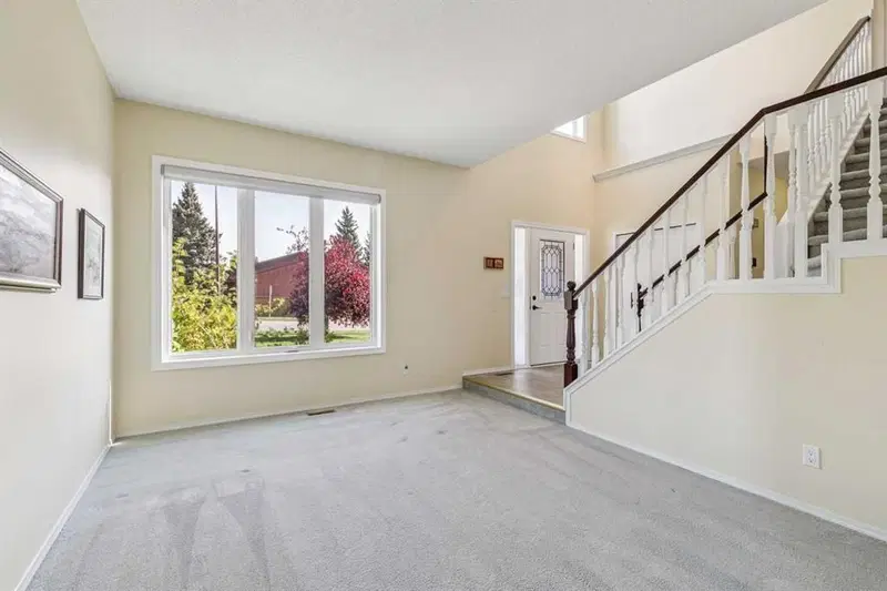 912 Woodbine Boulevard SW, Calgary — photo 3 of 34