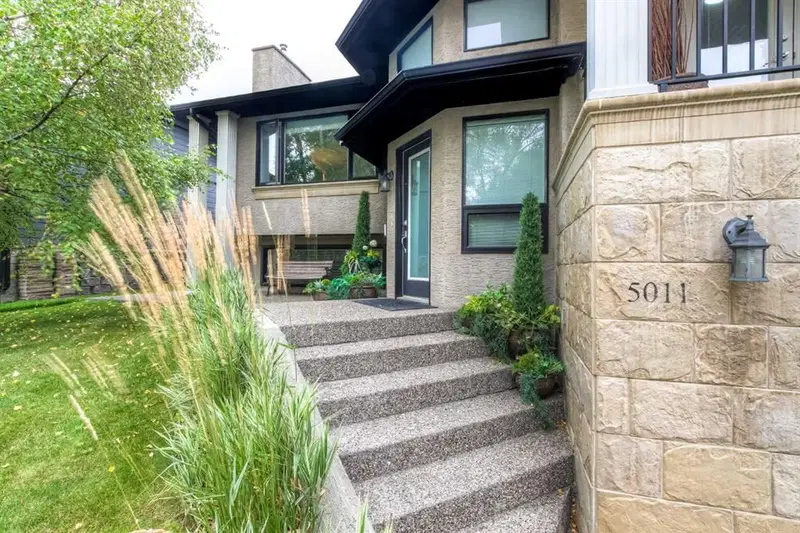 5011 Viceroy Drive NW, Calgary — photo 4 of 49