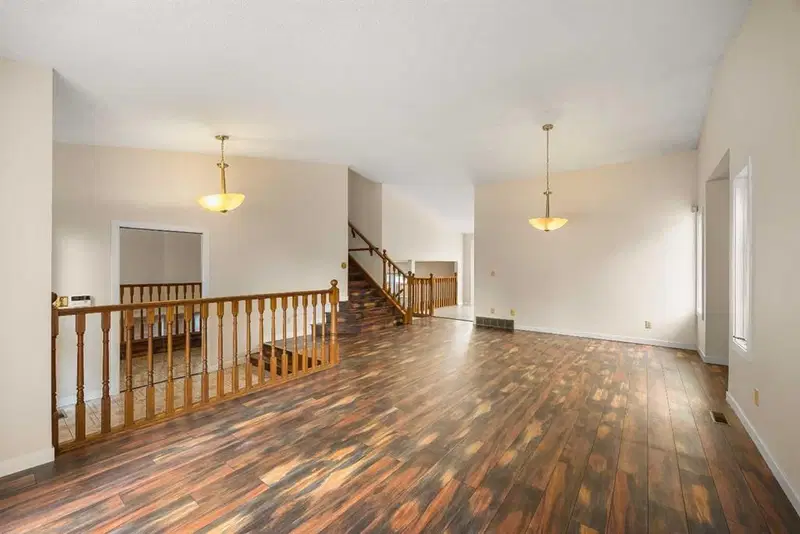 172 Sandpiper Circle NW, Calgary — photo 4 of 46