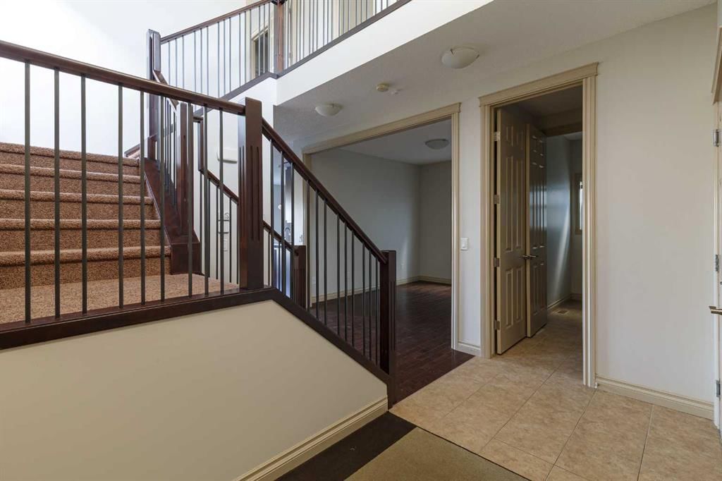 200 Evansborough Way NW, Calgary — photo 4 of 31