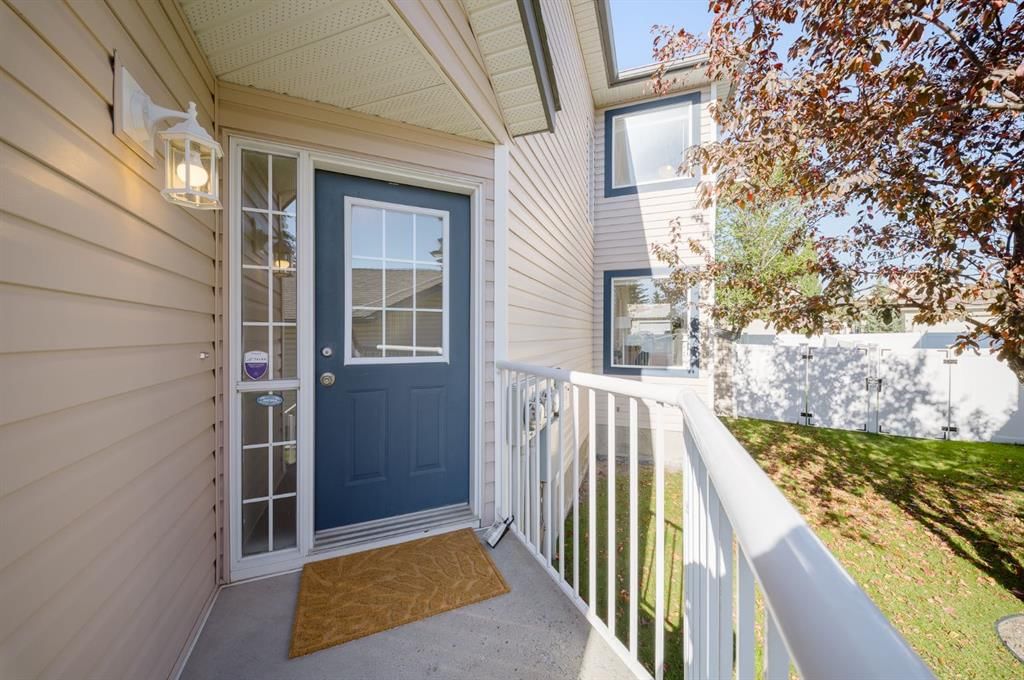 25 Citadel Estates Manor NW, Calgary — photo 4 of 39