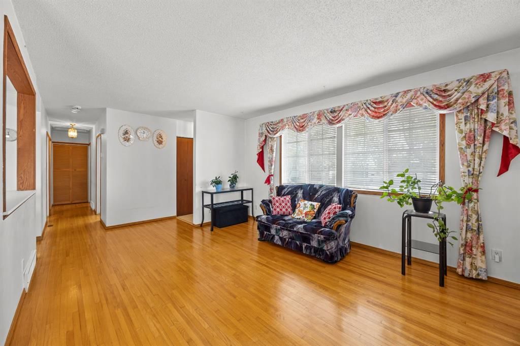 1307 Radisson Drive SE, Calgary — photo 4 of 38