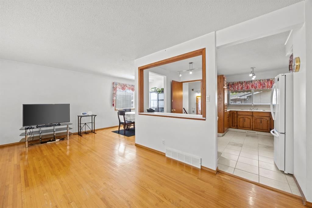 1307 Radisson Drive SE, Calgary — photo 5 of 38