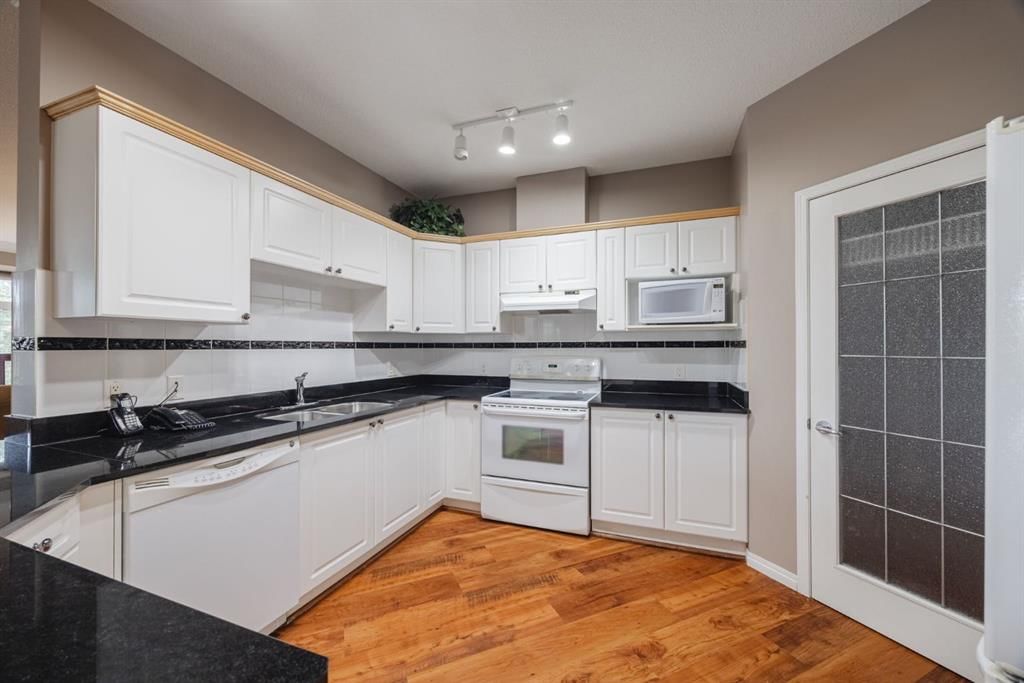 1306, Lake Fraser Court SE, Calgary — photo 5 of 20