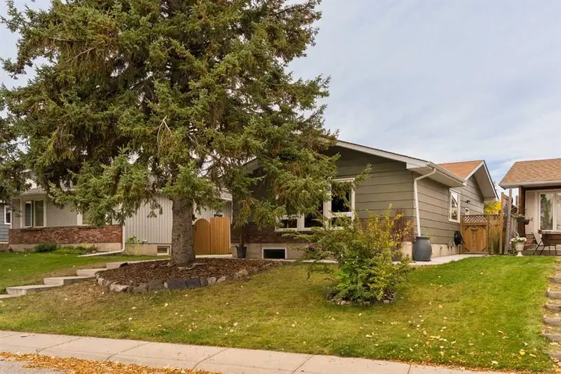 228 Midridge Crescent SE, Calgary — photo 3 of 48