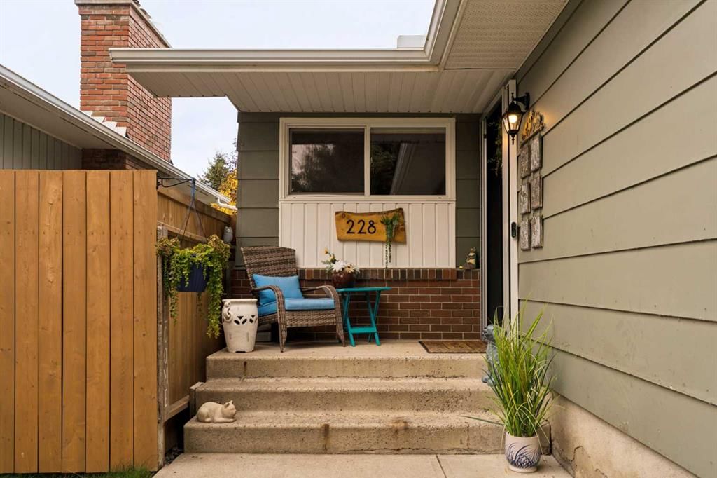 228 Midridge Crescent SE, Calgary — photo 4 of 48