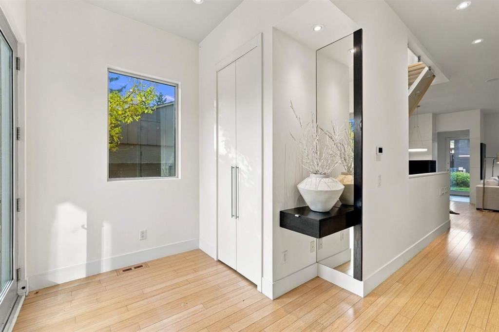 2220 32 Avenue SW, Calgary — photo 4 of 50