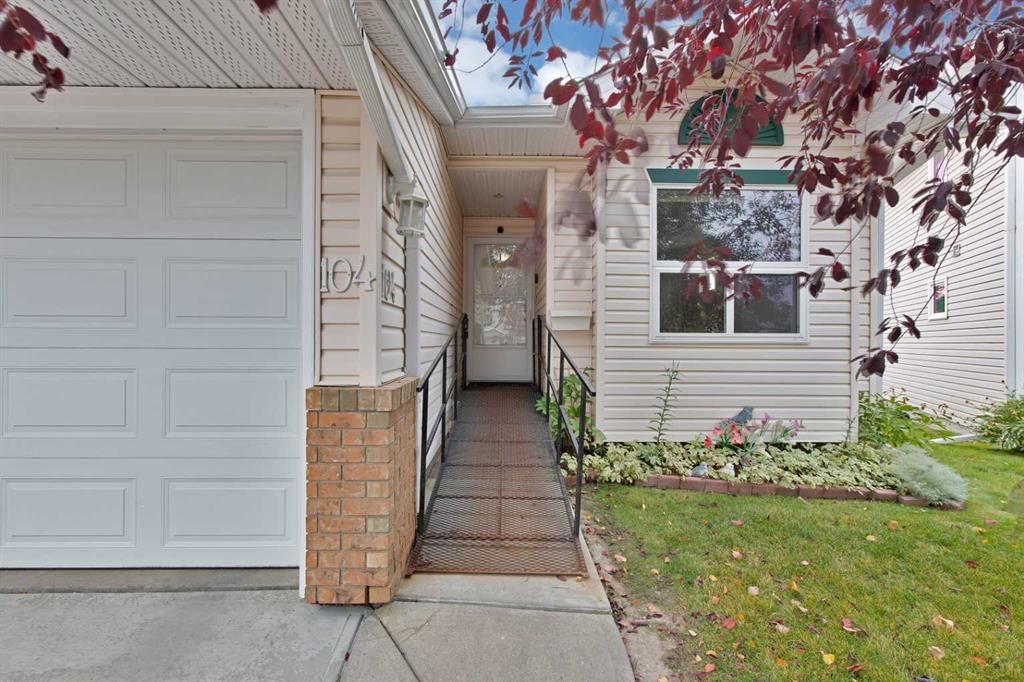 104 Catalina Circle NE, Calgary — photo 4 of 46
