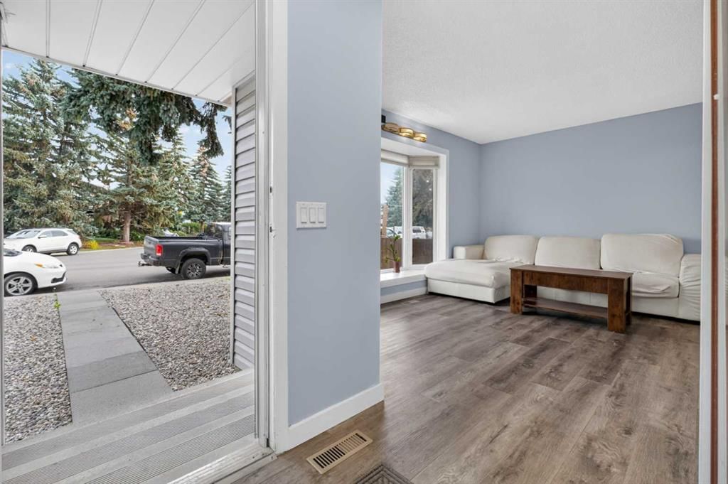 37 Erin Croft Crescent SE, Calgary — photo 3 of 35