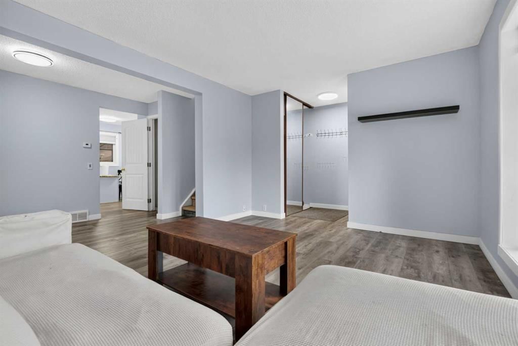 37 Erin Croft Crescent SE, Calgary — photo 4 of 35
