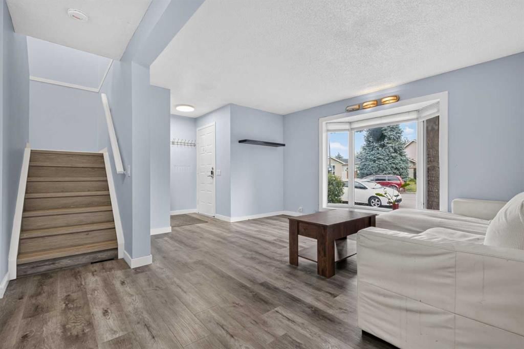 37 Erin Croft Crescent SE, Calgary — photo 5 of 35
