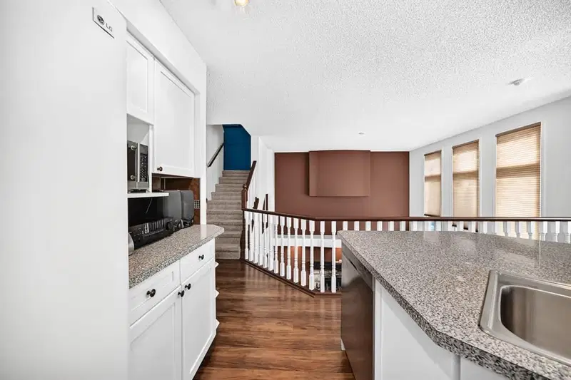 14954 Mt Mckenzie Drive SE, Calgary — photo 5 of 49