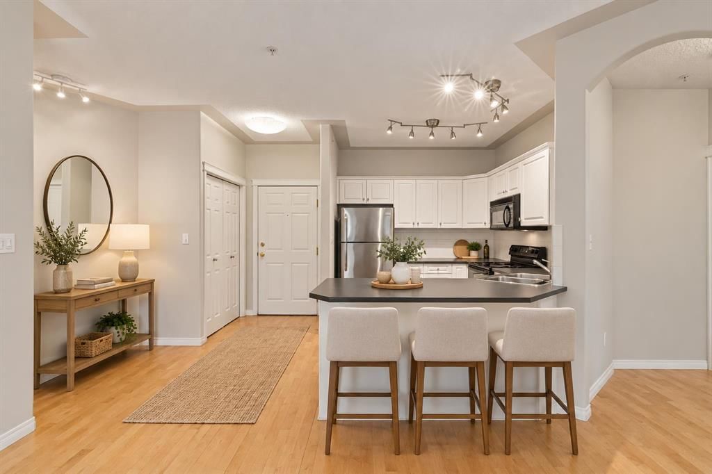 207, 2419 Erlton Road SW, Calgary — photo 4 of 48