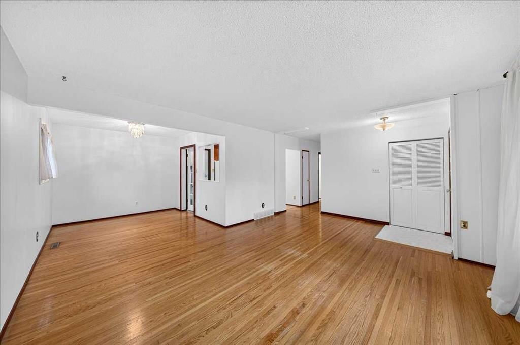4831 48 Street NW, Calgary — photo 3 of 46