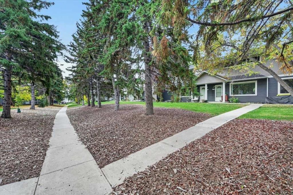 572 Regal Park NE, Calgary — photo 2 of 16