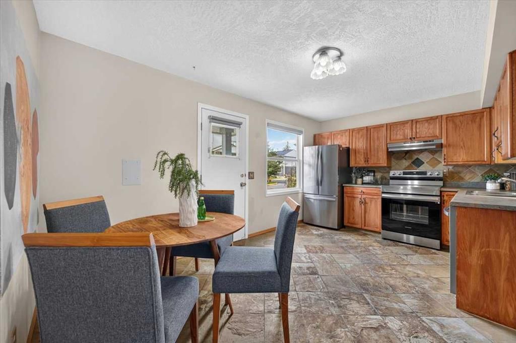 572 Regal Park NE, Calgary — photo 3 of 16
