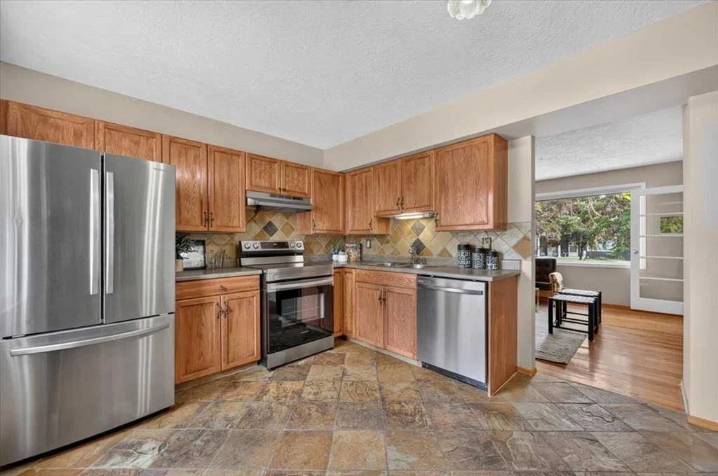 572 Regal Park NE, Calgary — photo 4 of 16
