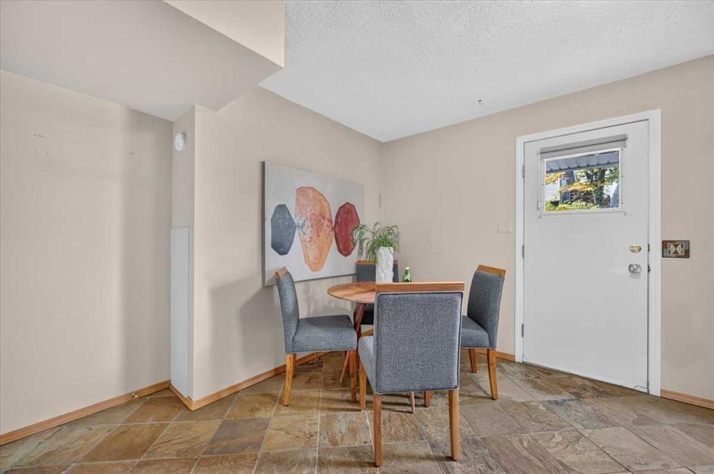 572 Regal Park NE, Calgary — photo 5 of 16