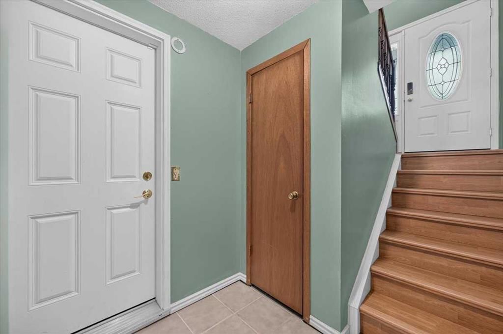 120 Hawkwood Boulevard, Calgary — photo 3 of 41
