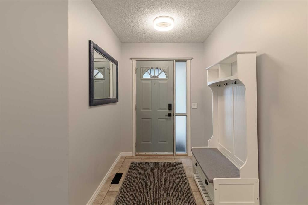 7 Richelieu Court SW, Calgary — photo 2 of 50