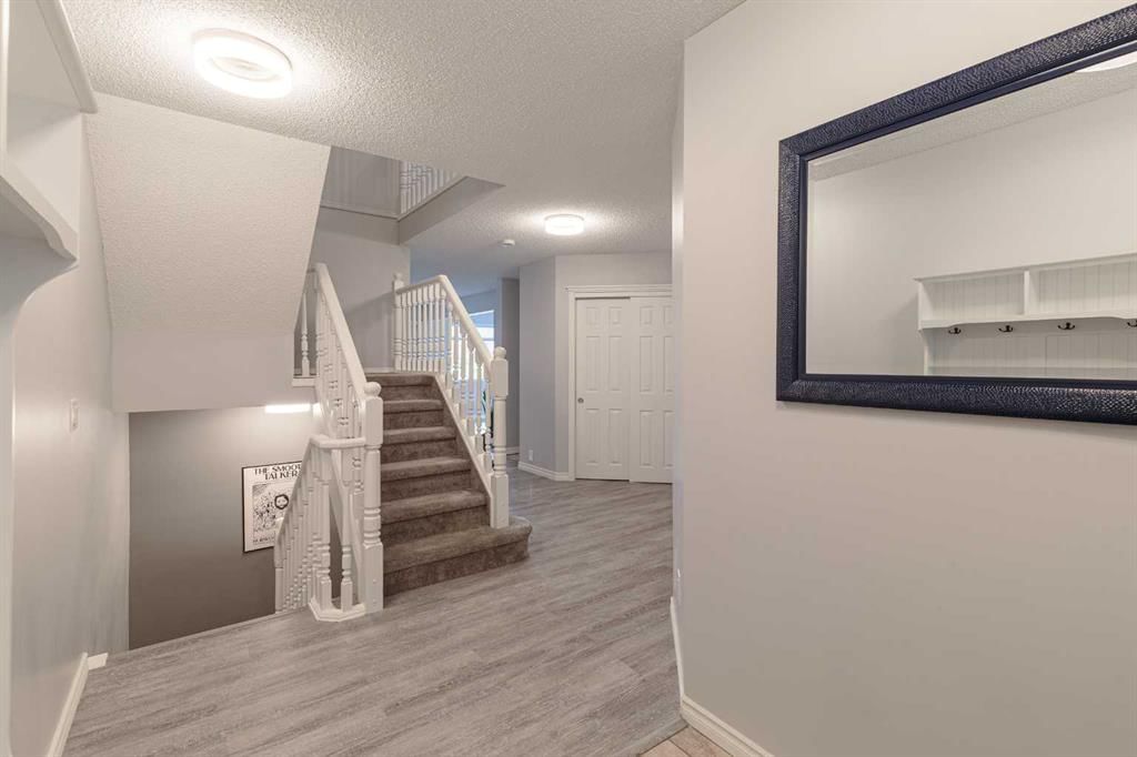 7 Richelieu Court SW, Calgary — photo 3 of 50