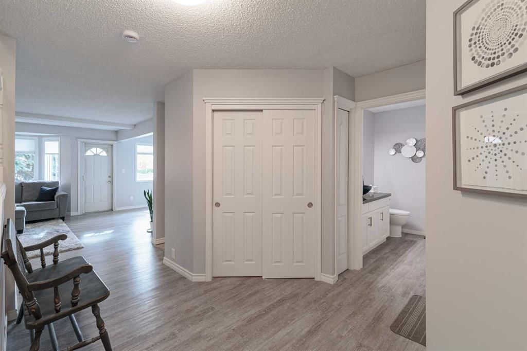 7 Richelieu Court SW, Calgary — photo 4 of 50