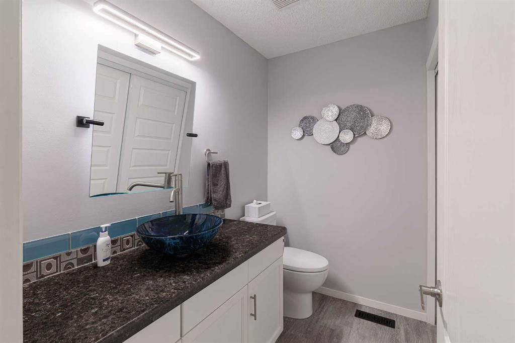 7 Richelieu Court SW, Calgary — photo 5 of 50