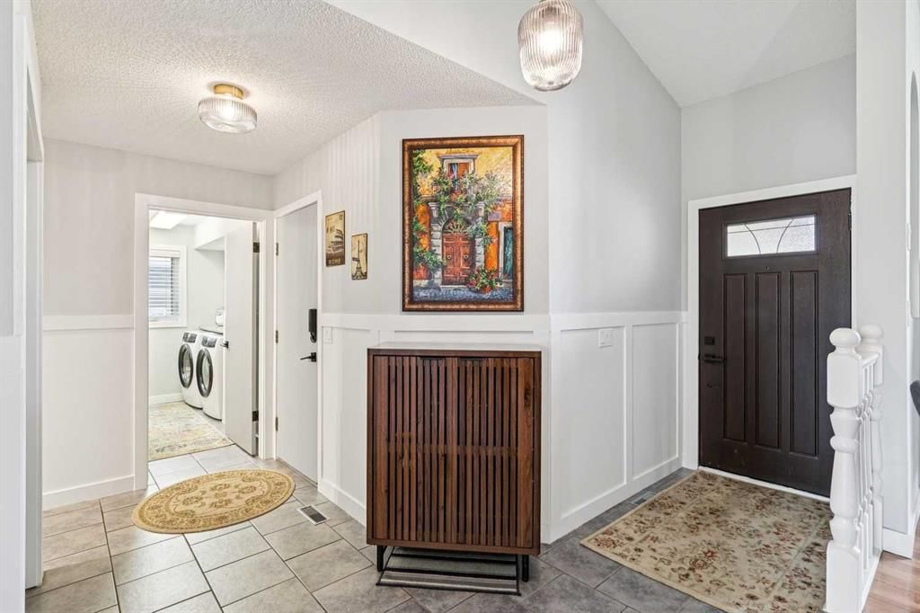 117 Hawkbury Close NW, Calgary — photo 3 of 43