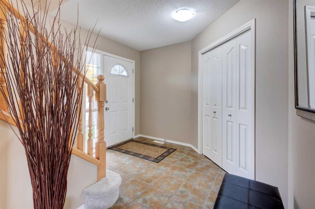 10 Cranfield Park SE, Calgary — photo 3 of 35
