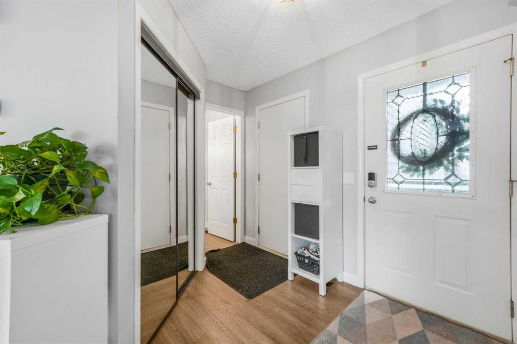 6 Tuscarora Circle NW, Calgary — photo 2 of 47