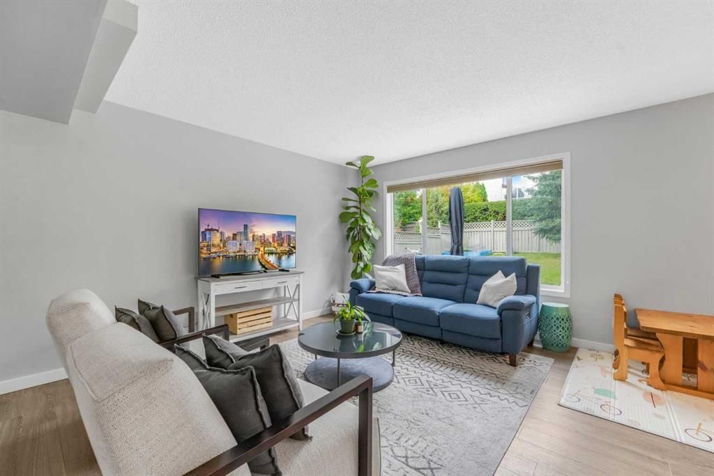 6 Tuscarora Circle NW, Calgary — photo 3 of 47