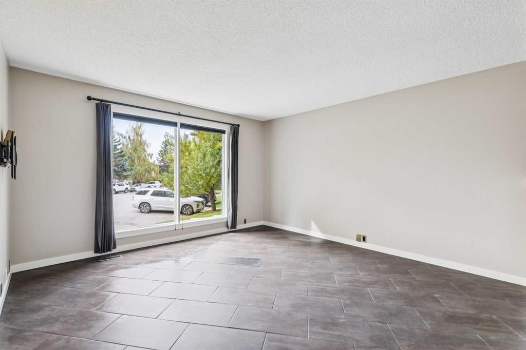 48 Woodglen Court SW, Calgary — photo 4 of 46