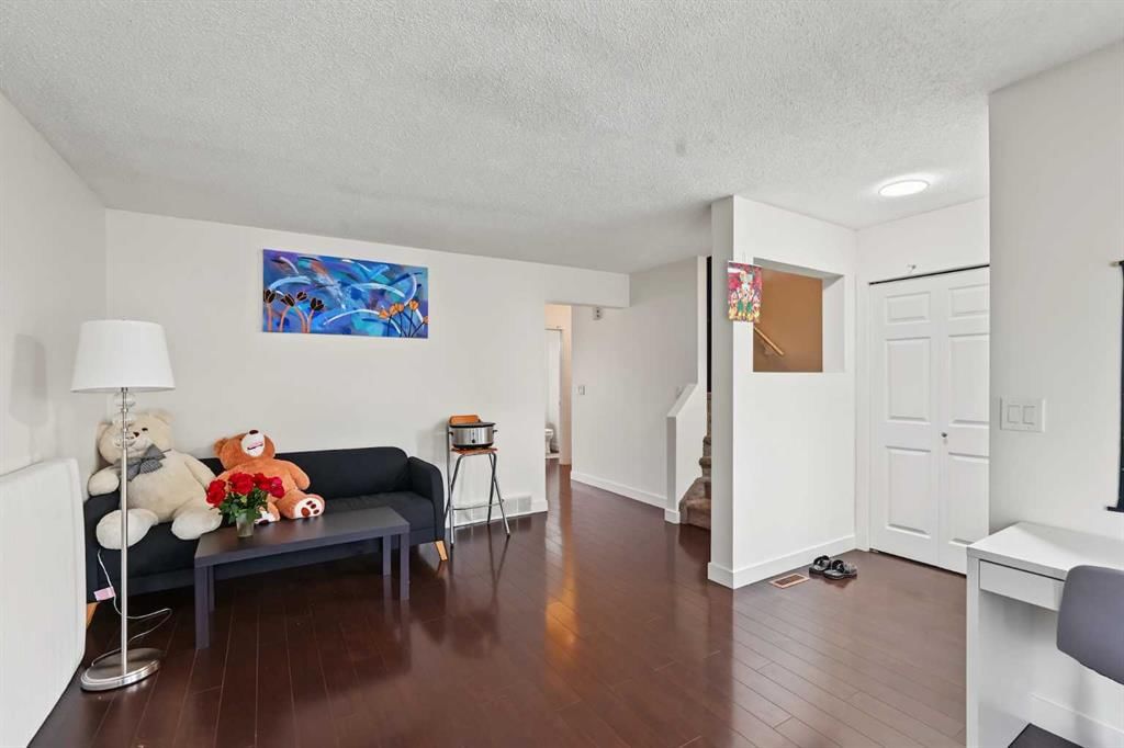 61 Falmere Way NE, Calgary — photo 5 of 24
