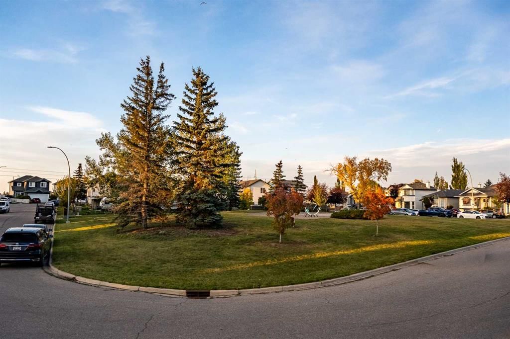 132 San Diego Green NE, Calgary — photo 5 of 38
