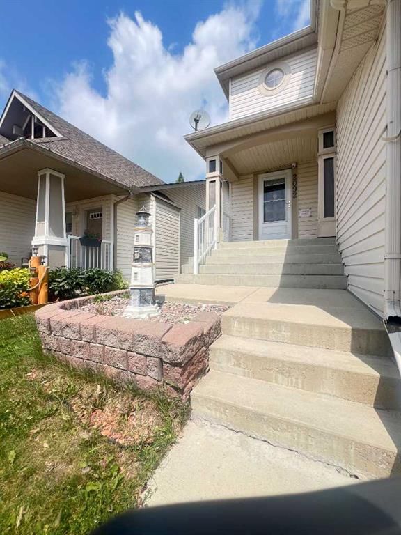 2092 Reunion Boulevard NW, Airdrie — photo 3 of 42
