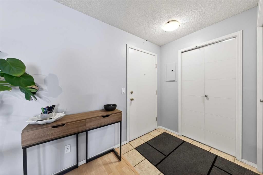 206, 2000 Citadel Meadow Point NW, Calgary — photo 4 of 27