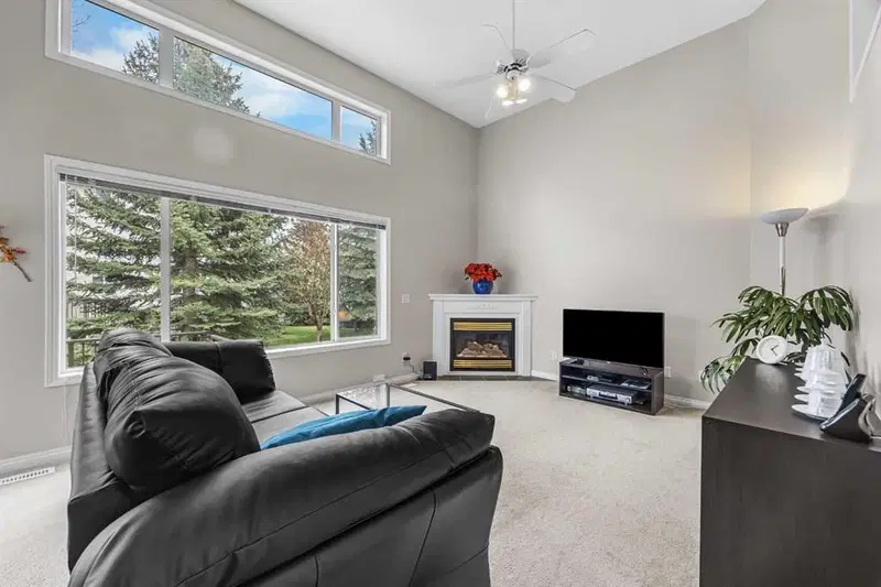 33 Country Hills Cove NW, Calgary — photo 2 of 29