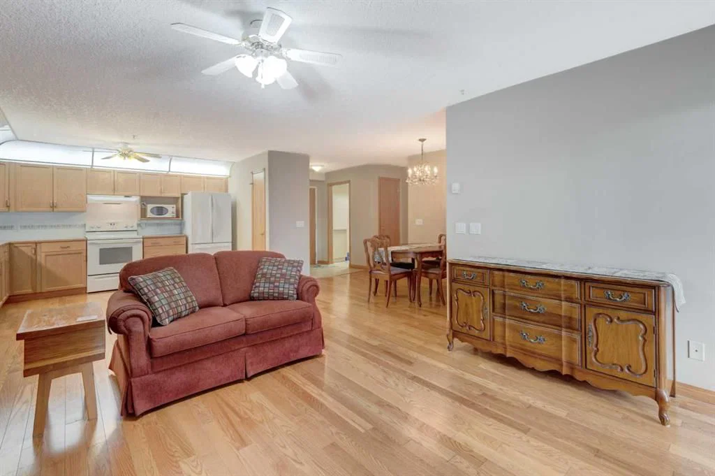 104, 6868 Sierra Morena Boulevard SW, Calgary — photo 4 of 35
