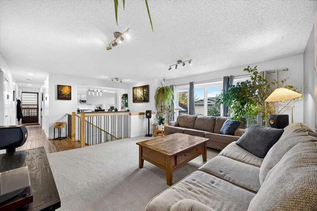 63 Beaconsfield Way NW, Calgary — photo 3 of 50