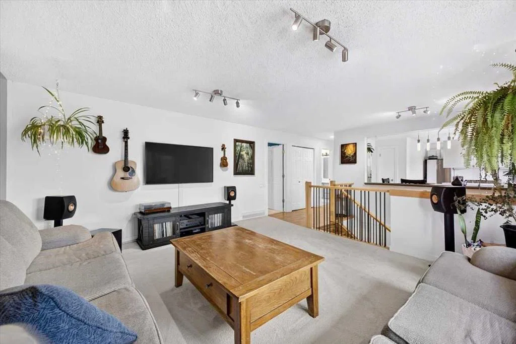 63 Beaconsfield Way NW, Calgary — photo 4 of 50