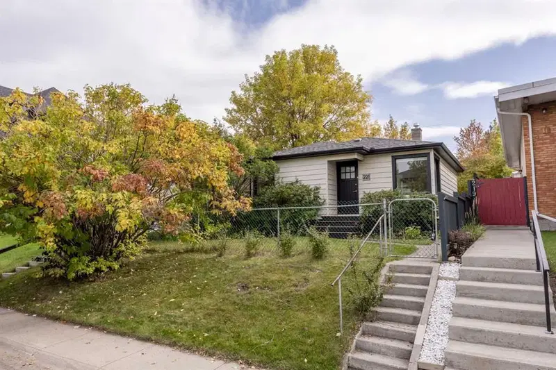 221 26 Avenue NE, Calgary — photo 4 of 30