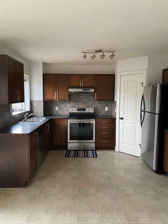 210 Saddlebrook Way NE, Calgary — photo 3 of 17