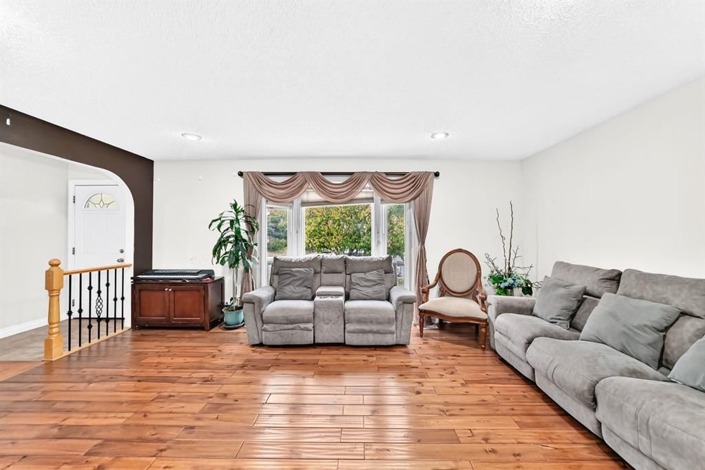 115 Whitehorn Road NE, Calgary — photo 3 of 40