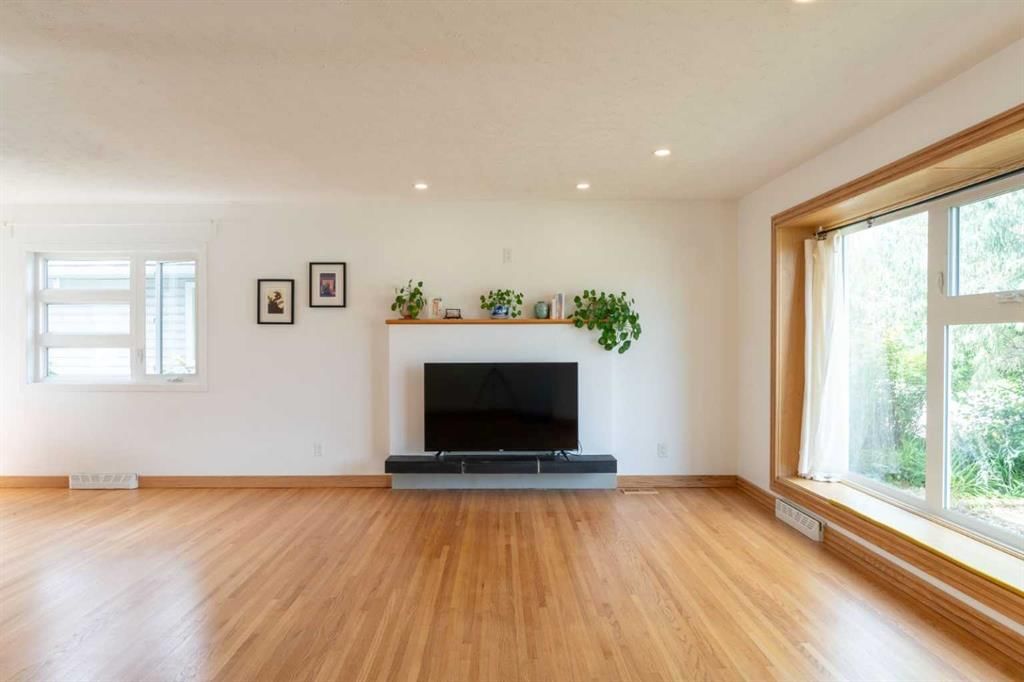 29 Hillary Crescent SW, Calgary — photo 4 of 49