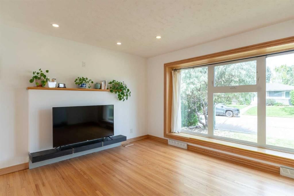 29 Hillary Crescent SW, Calgary — photo 5 of 49