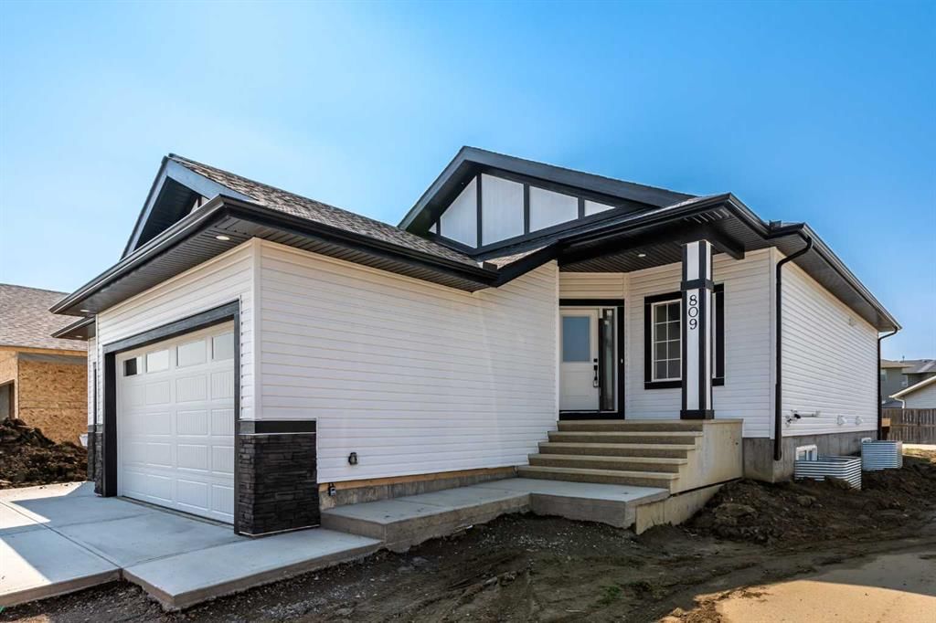 809 Hampshire Crescent NE, High River — photo 2 of 32