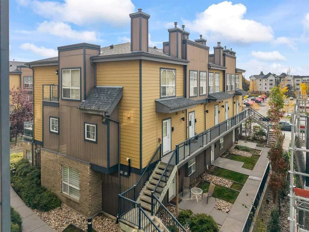 208, 2426 34 Avenue SW, Calgary — townhome for sale