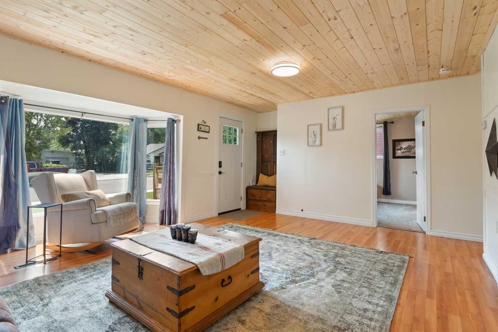 334 4 Avenue SE, High River — photo 5 of 38