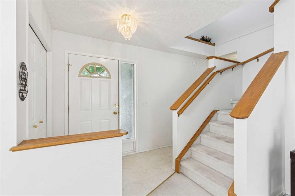 10521 Hidden Valley Drive NW, Calgary — photo 3 of 36